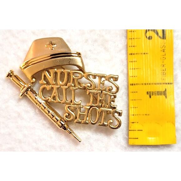 Nurses Call The Shots Brooch Signed Danecraft Vintage Matte Goldtone - Picture 3 of 4